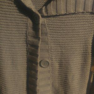 Quarter sleeve sweater a hood